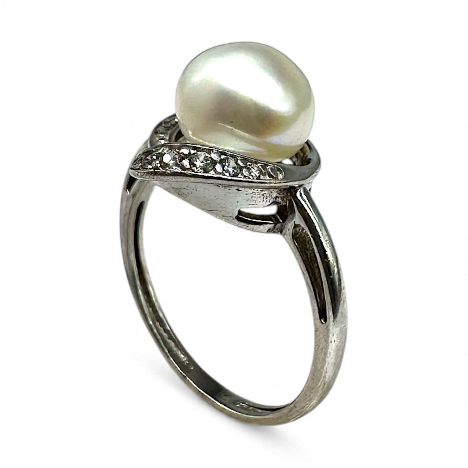 Снребряное кольцо с жемчугом и цирконием