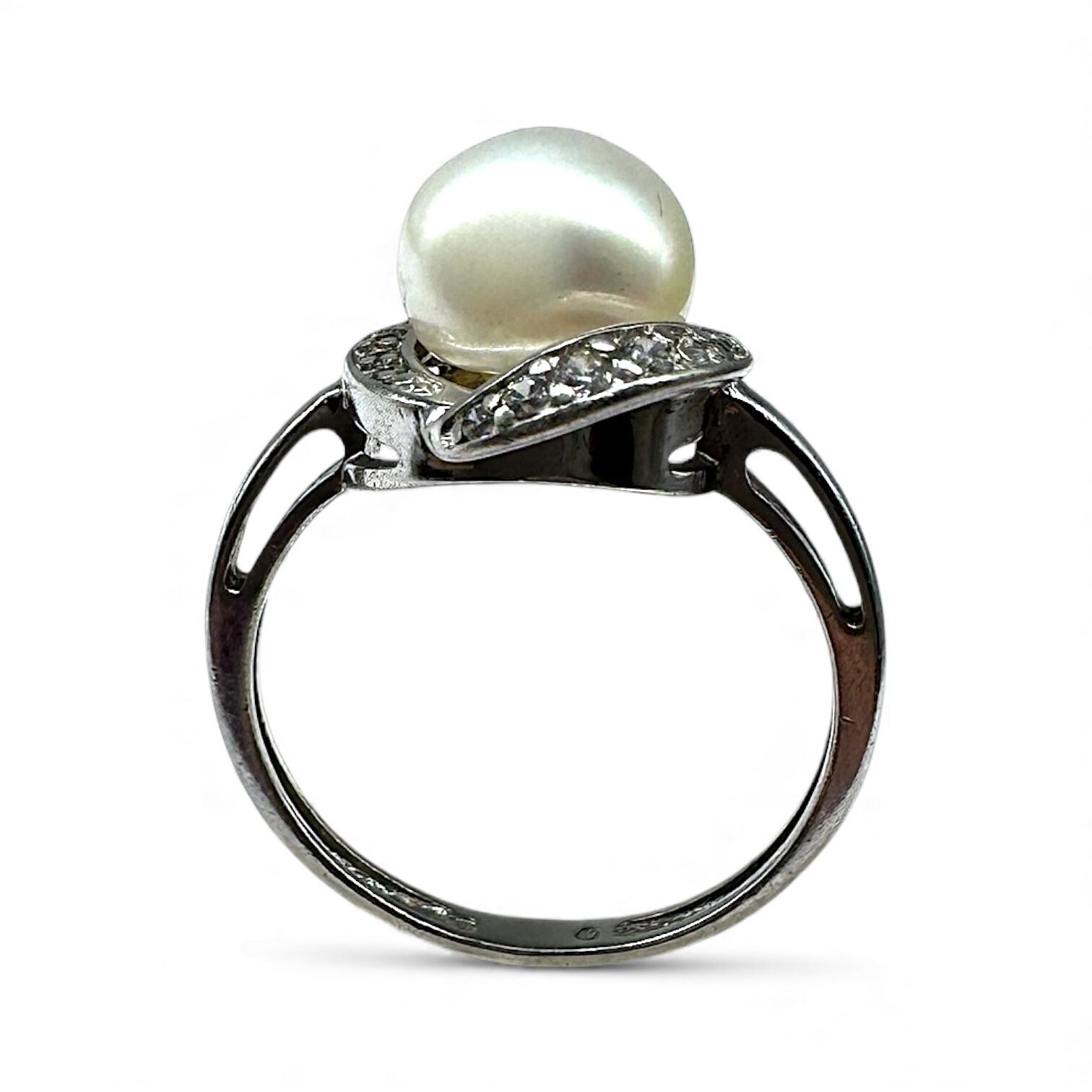 Снребряное кольцо с жемчугом и цирконием
