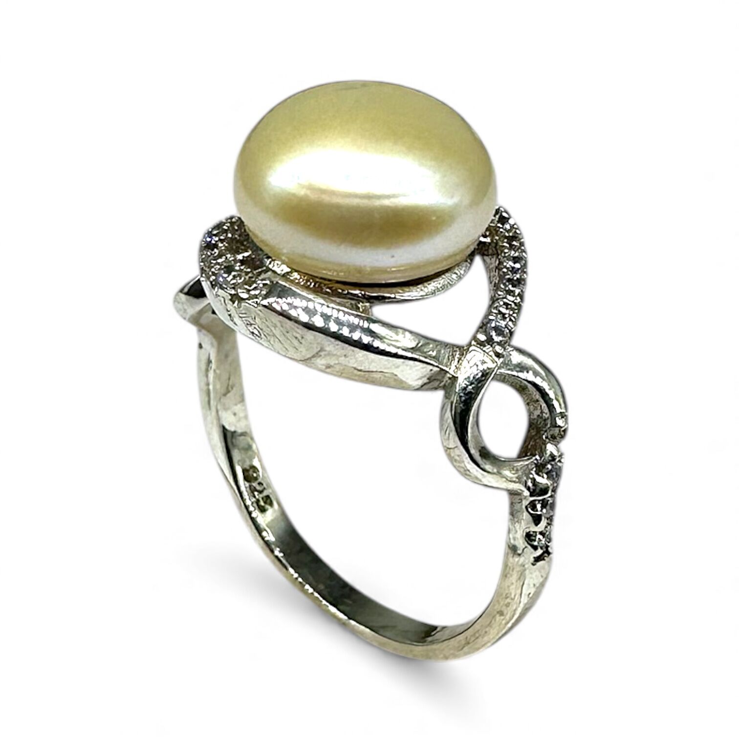 Серебряное кольцо с жемчугом